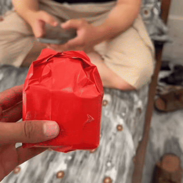 Présent Agaçant™